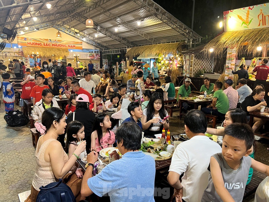 Mưa tầm tã, người dân vẫn chờ thưởng thức các món ngon phương Nam ảnh 14