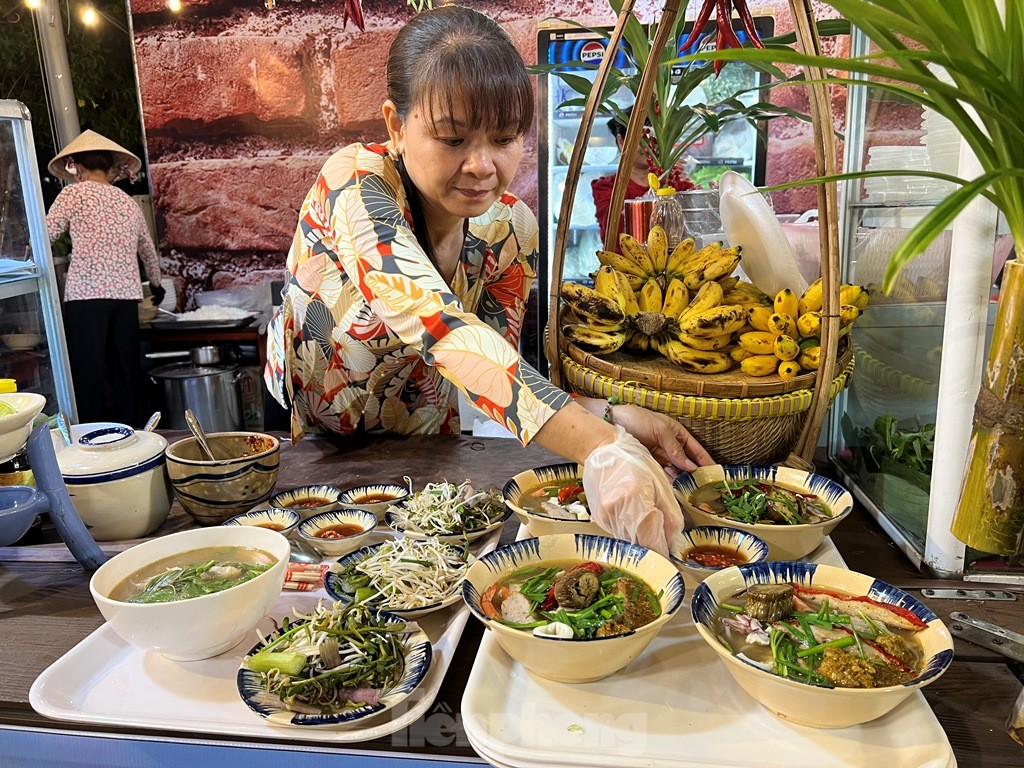Mưa tầm tã, người dân vẫn chờ thưởng thức các món ngon phương Nam ảnh 5