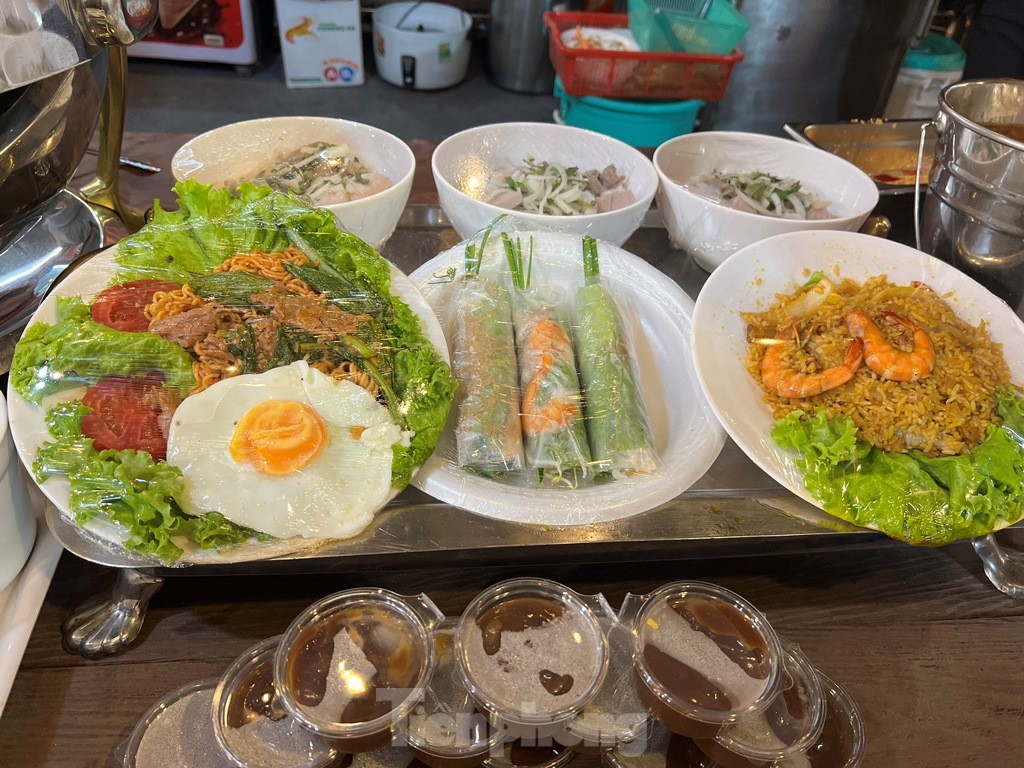Mưa tầm tã, người dân vẫn chờ thưởng thức các món ngon phương Nam ảnh 9