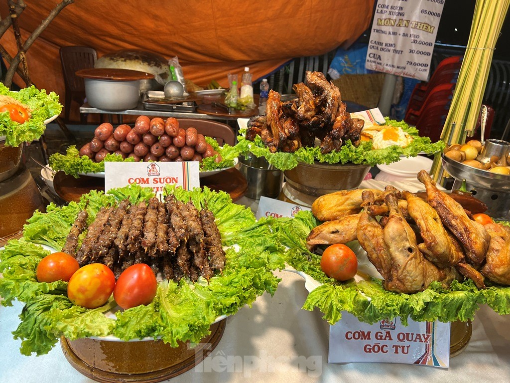 Mưa tầm tã, người dân vẫn chờ thưởng thức các món ngon phương Nam ảnh 7