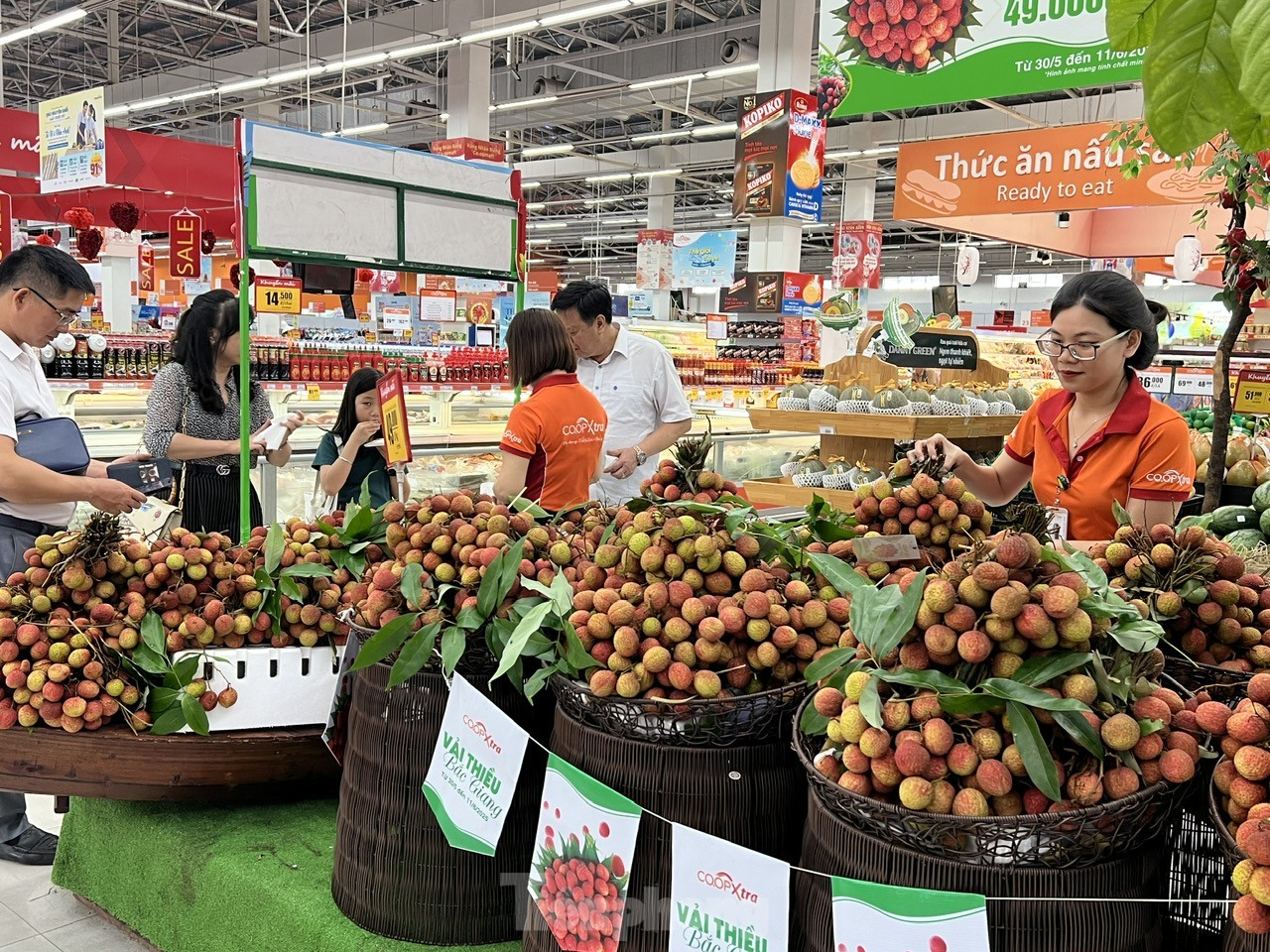 Vải thiều 'phủ đỏ' từ chợ đến siêu thị TPHCM ảnh 10