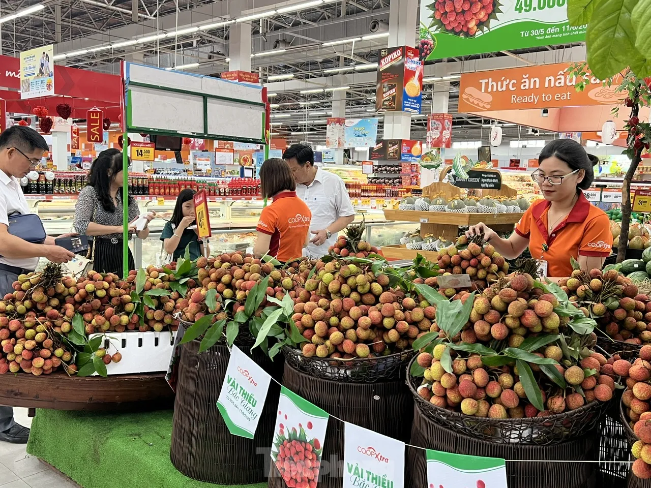 Vải thiều 'phủ đỏ' từ chợ đến siêu thị TPHCM ảnh 10
