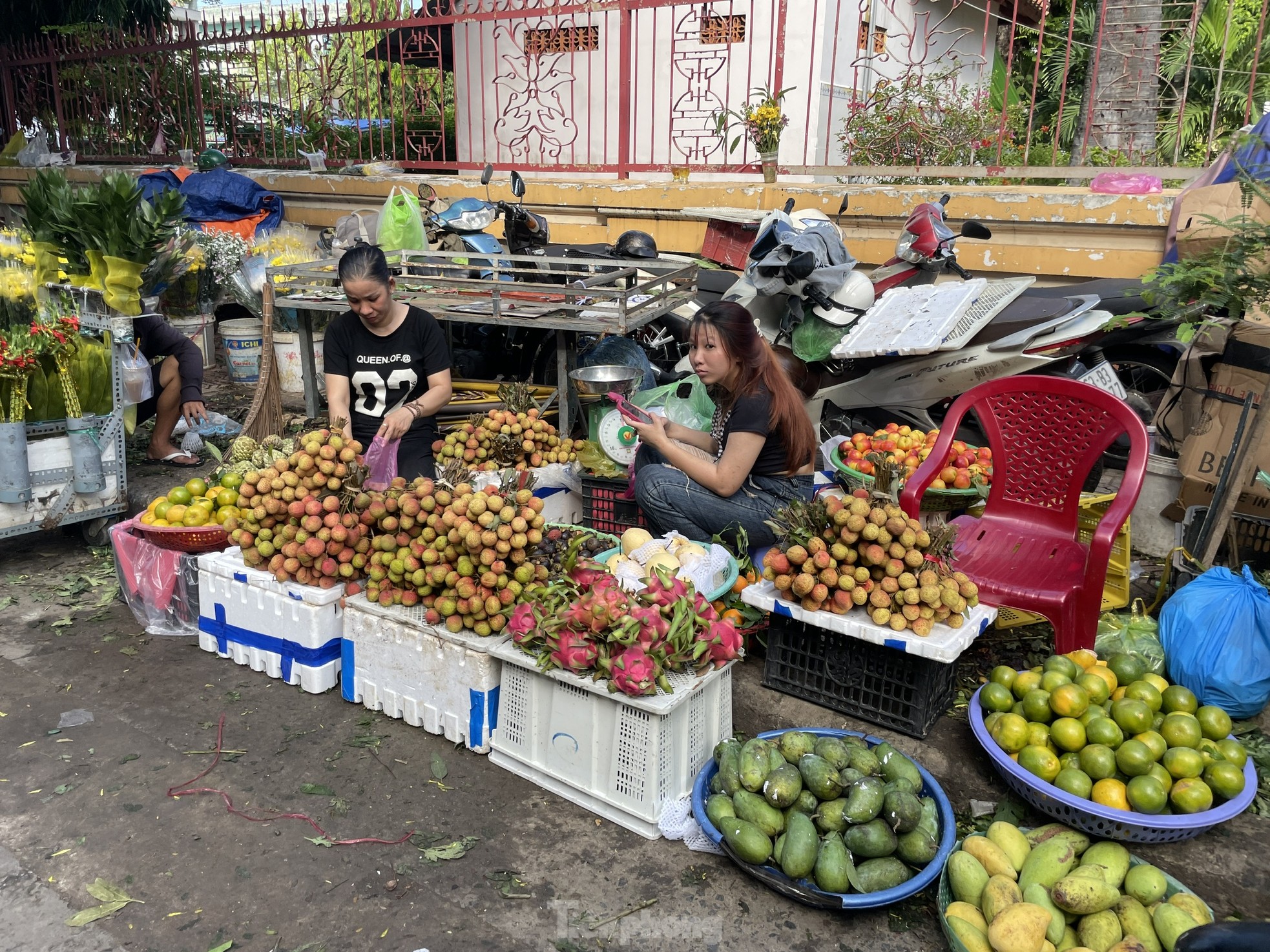 Vải thiều 'phủ đỏ' từ chợ đến siêu thị TPHCM ảnh 3