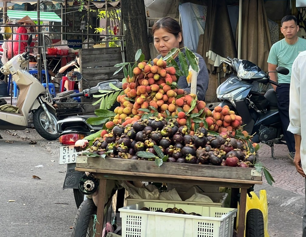 Vải thiều 'phủ đỏ' từ chợ đến siêu thị TPHCM ảnh 8