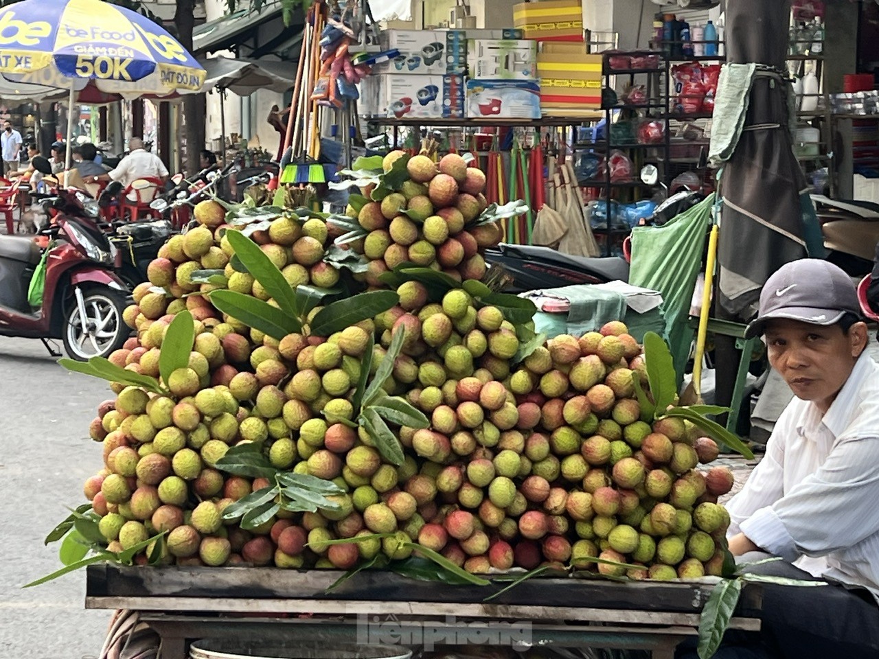 Vải thiều 'phủ đỏ' từ chợ đến siêu thị TPHCM ảnh 6