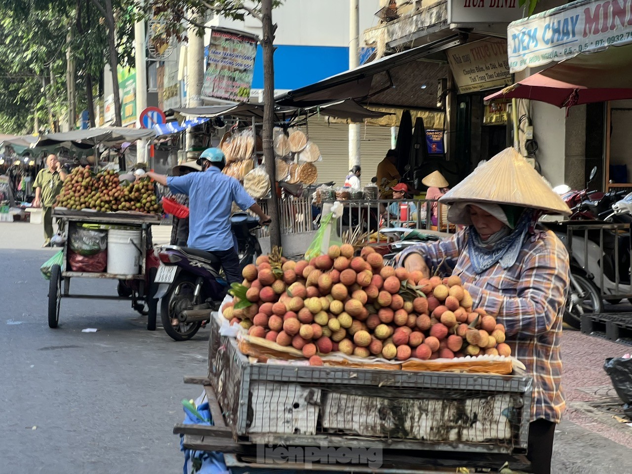 Vải thiều 'phủ đỏ' từ chợ đến siêu thị TPHCM ảnh 5