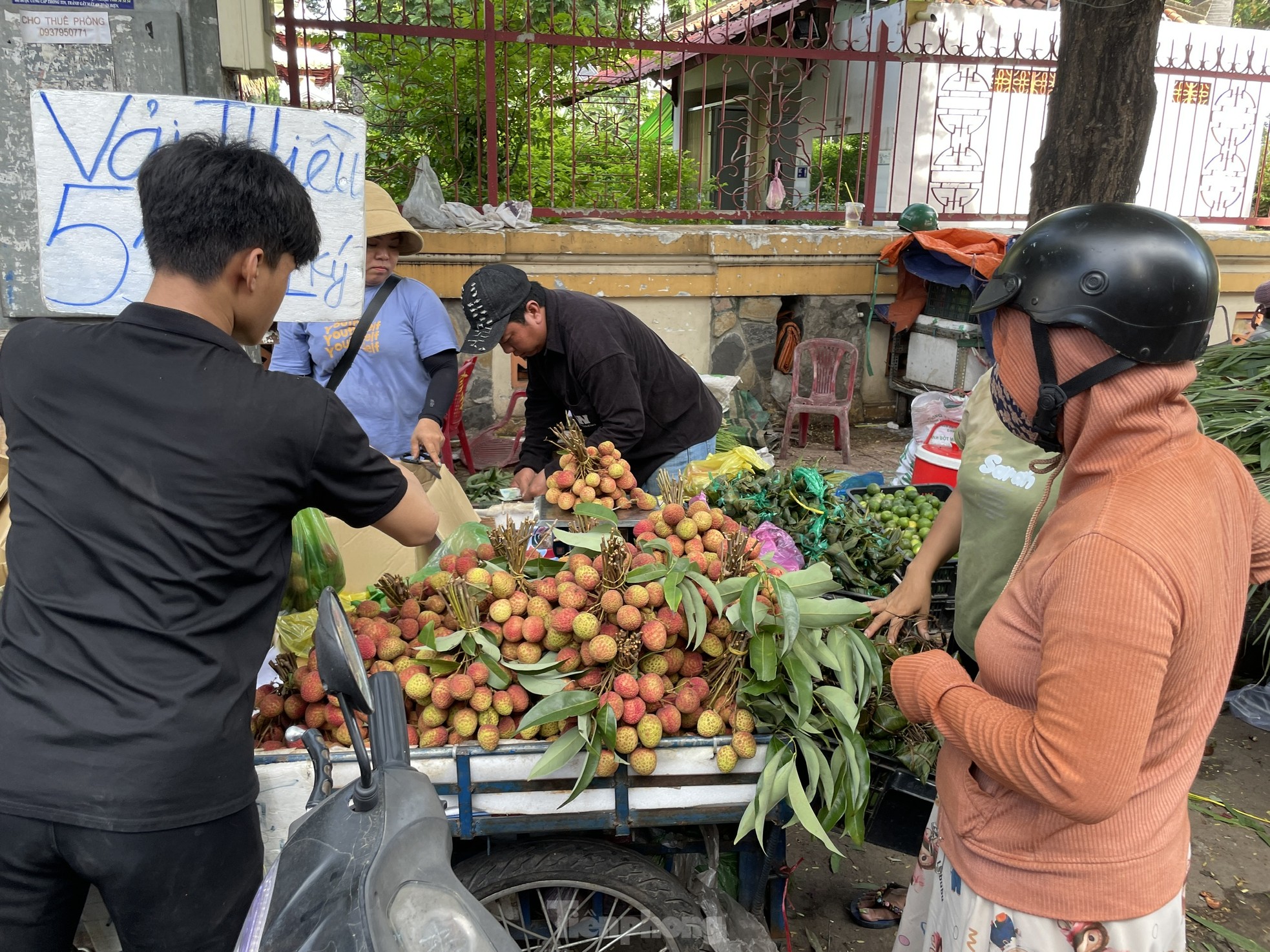 Vải thiều 'phủ đỏ' từ chợ đến siêu thị TPHCM ảnh 9