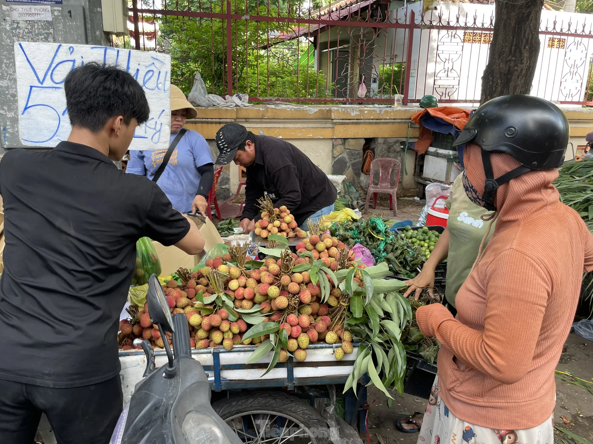 Vải thiều 'phủ đỏ' từ chợ đến siêu thị TPHCM ảnh 9