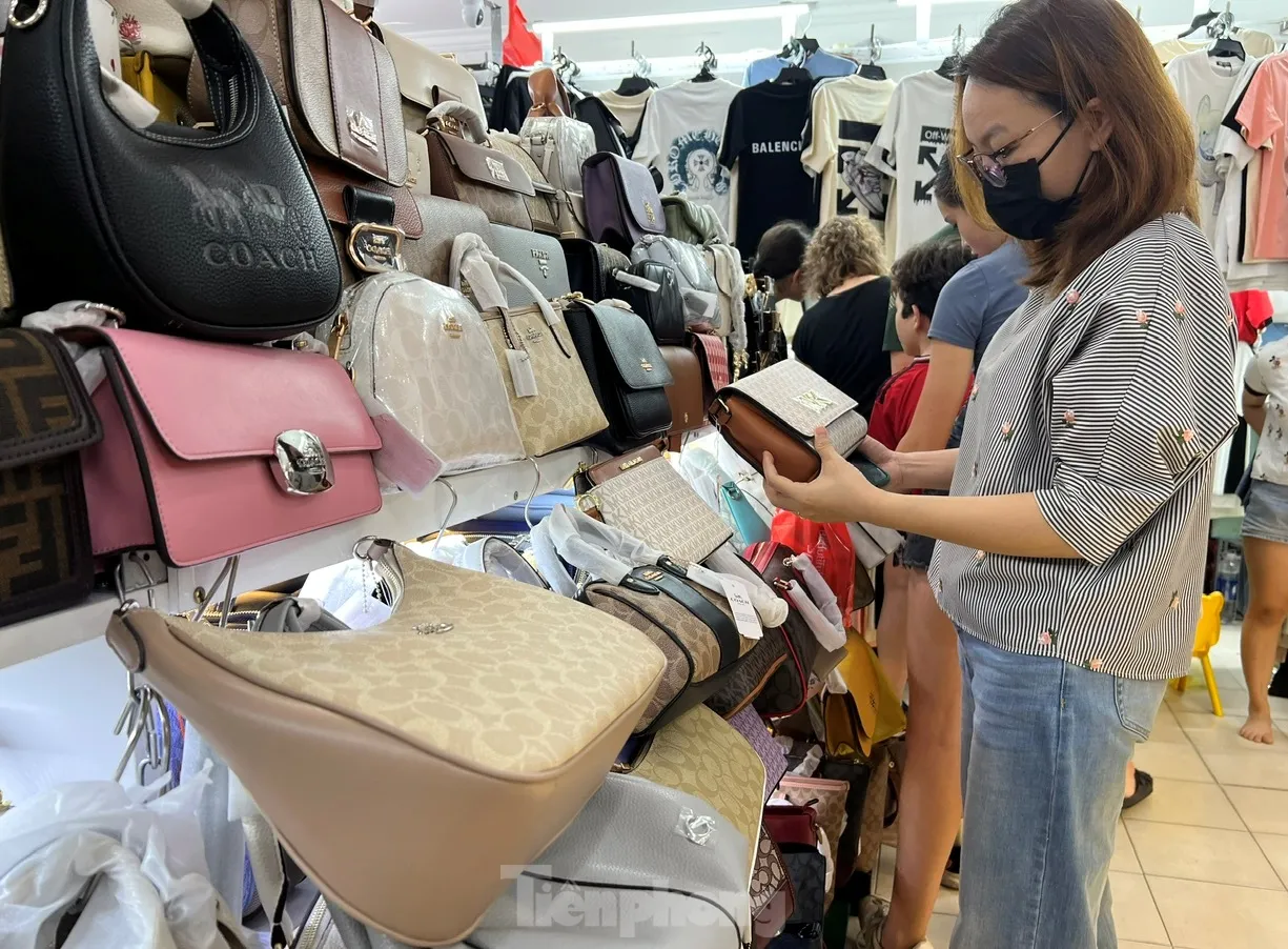 Cận cảnh 'hàng hiệu giá bèo' cần là có ở chợ truyền thống TPHCM ảnh 10