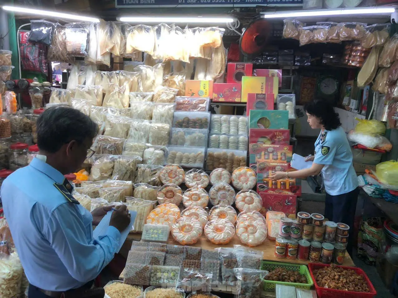 Cận cảnh 'hàng hiệu giá bèo' cần là có ở chợ truyền thống TPHCM ảnh 12