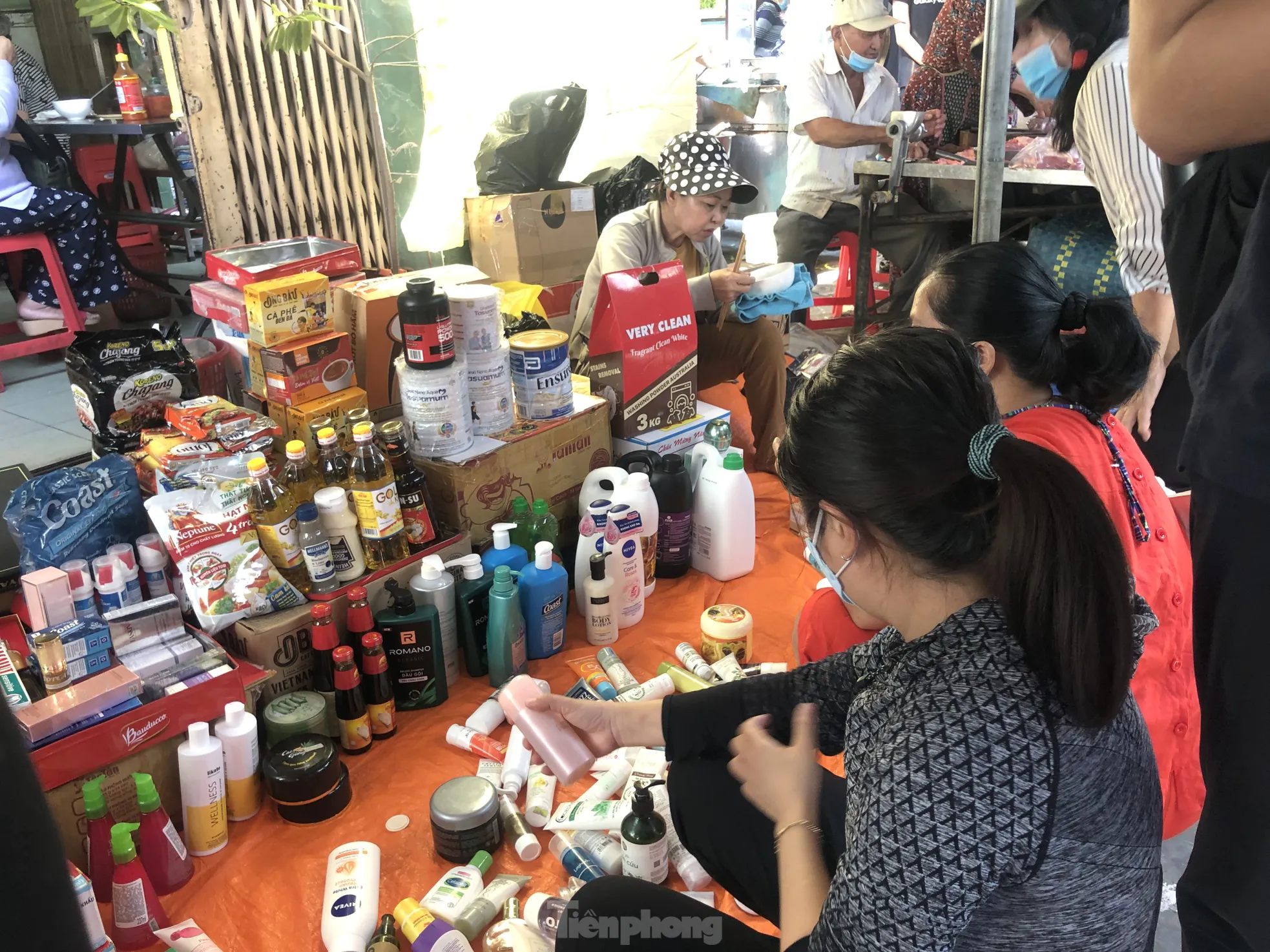 Cận cảnh 'hàng hiệu giá bèo' cần là có ở chợ truyền thống TPHCM ảnh 13