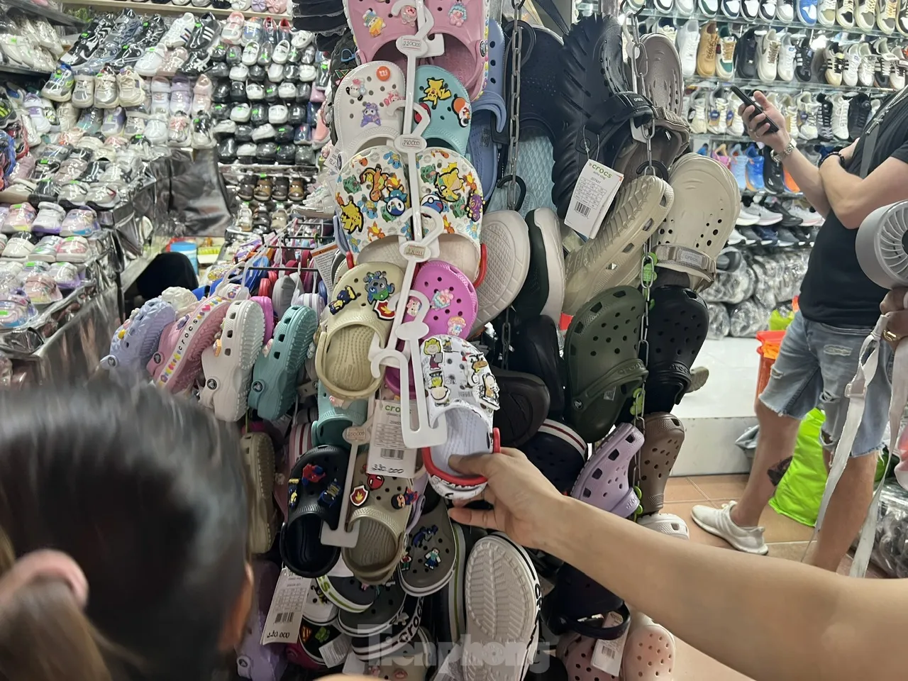 Cận cảnh 'hàng hiệu giá bèo' cần là có ở chợ truyền thống TPHCM ảnh 6