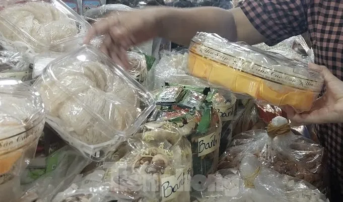 Cận cảnh 'hàng hiệu giá bèo' cần là có ở chợ truyền thống TPHCM ảnh 11