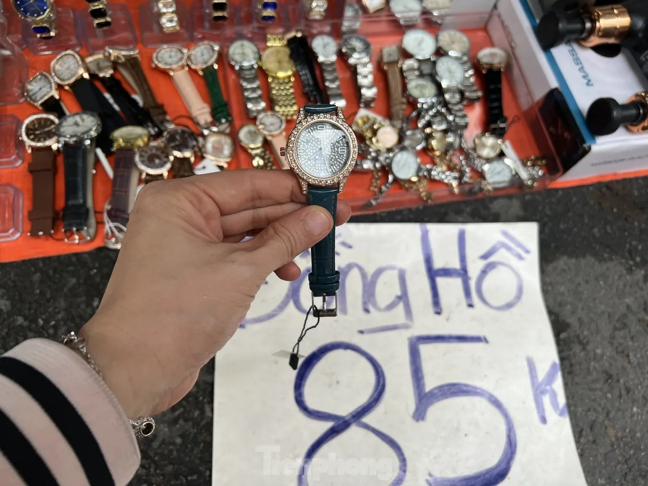 Cận cảnh 'hàng hiệu giá bèo' cần là có ở chợ truyền thống TPHCM ảnh 4