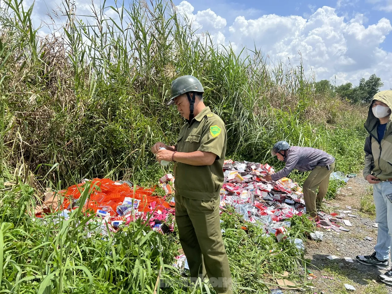 Phát hiện số lượng lớn thuốc, thực phẩm chức năng bị bỏ ven đường ở TPHCM ảnh 10