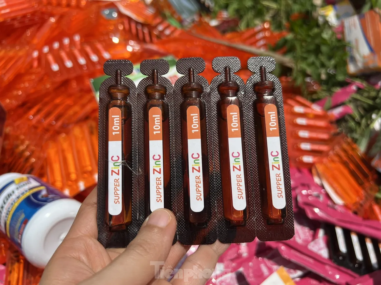 Phát hiện số lượng lớn thuốc, thực phẩm chức năng bị bỏ ven đường ở TPHCM ảnh 6