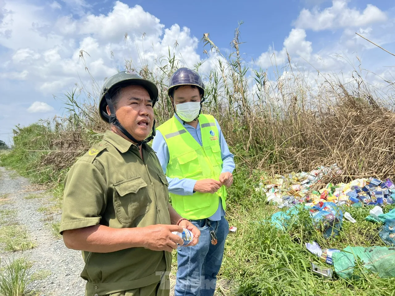 Phát hiện số lượng lớn thuốc, thực phẩm chức năng bị bỏ ven đường ở TPHCM ảnh 9