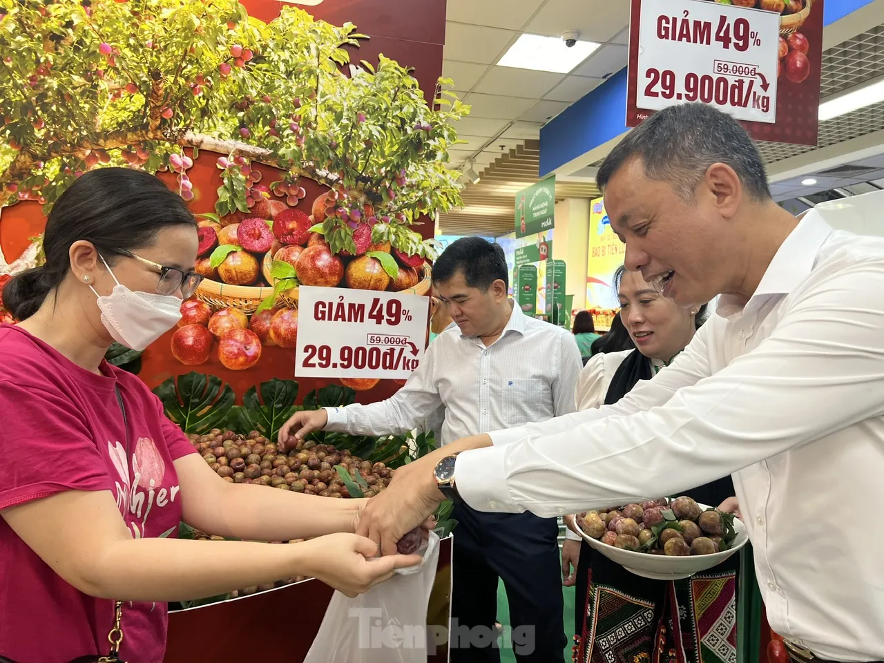 Bất ngờ với giá mận hậu vào mùa ở TPHCM ảnh 4