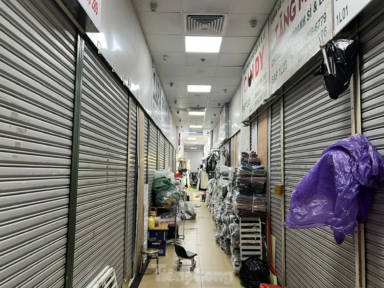 Cảnh chưa từng thấy tại những 'thiên đường mua sắm' ở TPHCM ảnh 8