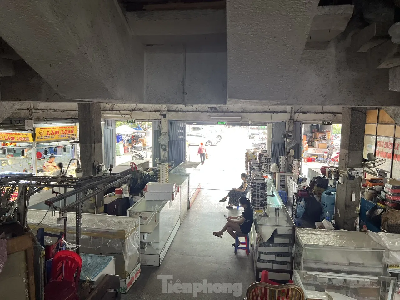 Cảnh chưa từng thấy tại những 'thiên đường mua sắm' ở TPHCM ảnh 15
