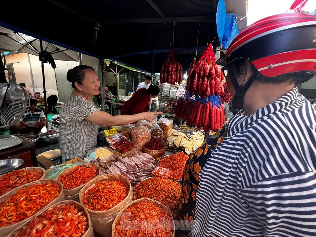 Nỗi lo của bà nội trợ: Hàng hóa tăng giá nhưng ‘không thể không mua’ ảnh 5