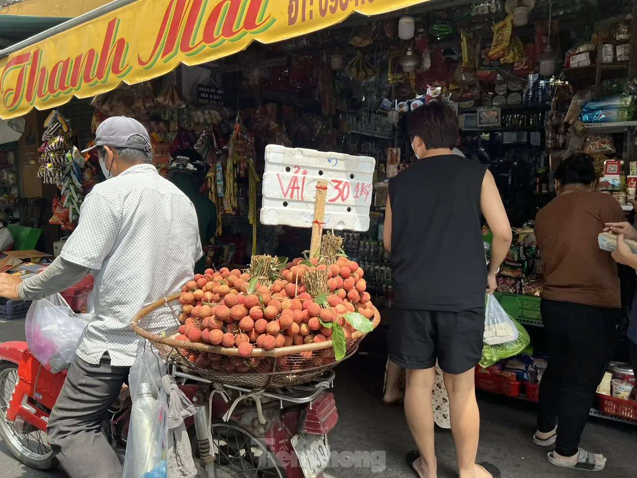 Vải thiều đại hạ giá tại TPHCM ảnh 7