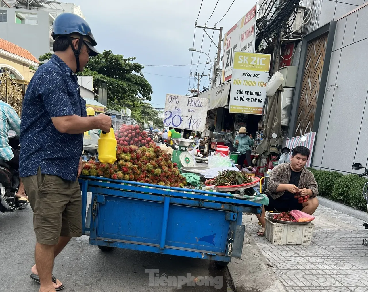 Vải thiều đại hạ giá tại TPHCM ảnh 6