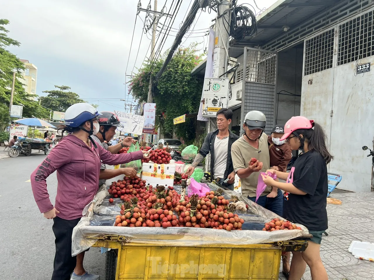 Vải thiều đại hạ giá tại TPHCM ảnh 2