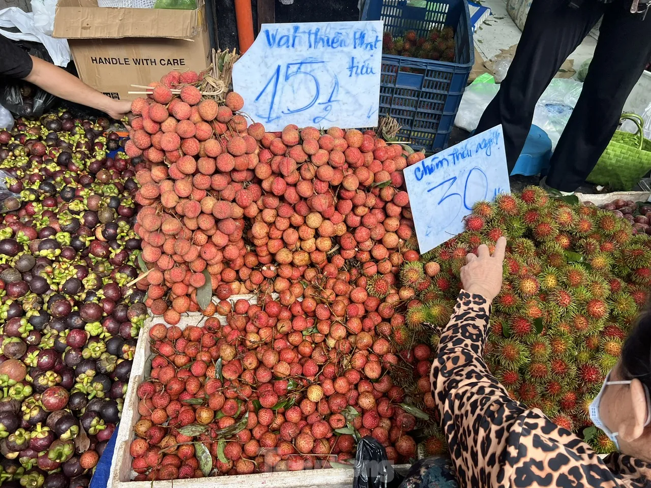 Vải thiều đại hạ giá tại TPHCM ảnh 4