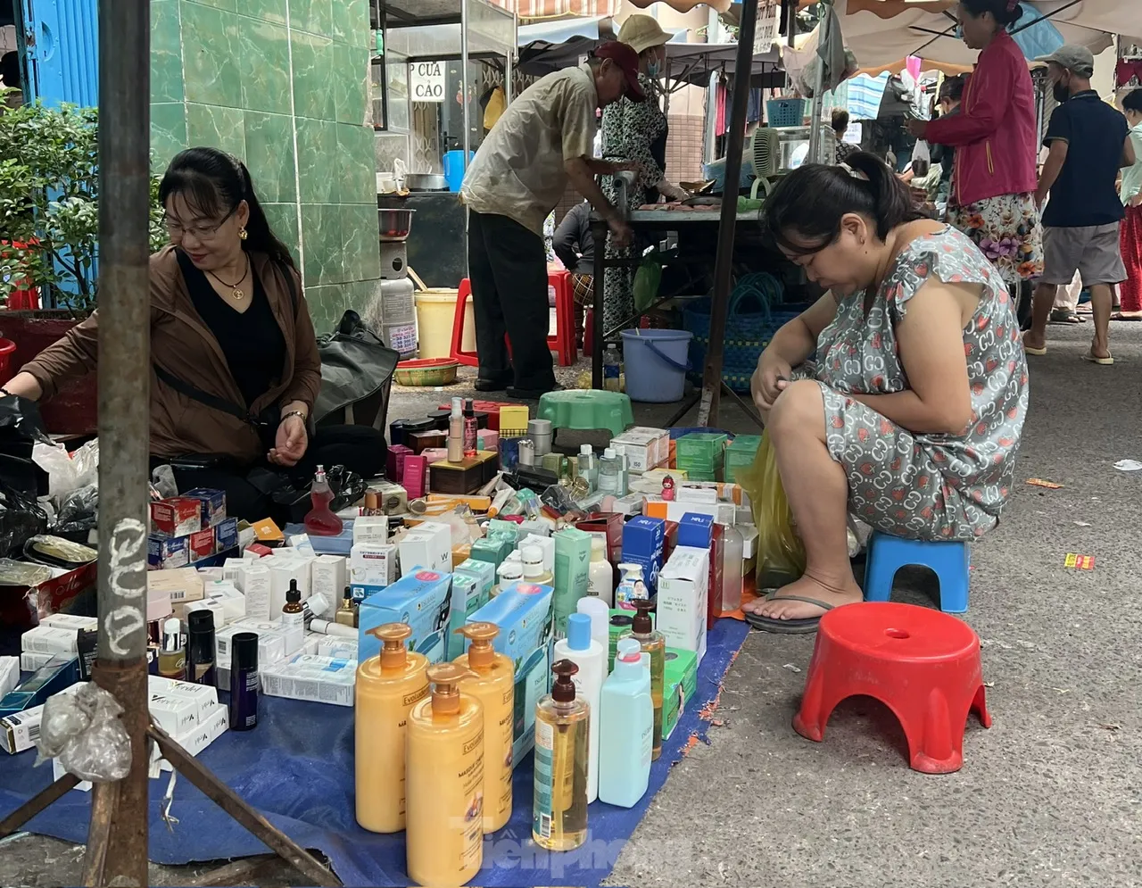 Bất ngờ 'hàng hiệu' vài chục ngàn đồng tràn lan chợ, 'mua nhiều còn được giảm giá' ảnh 4