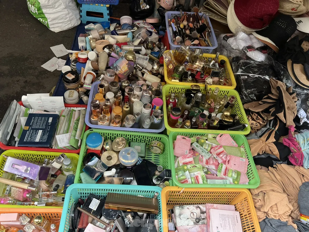 Bất ngờ 'hàng hiệu' vài chục ngàn đồng tràn lan chợ, 'mua nhiều còn được giảm giá' ảnh 5