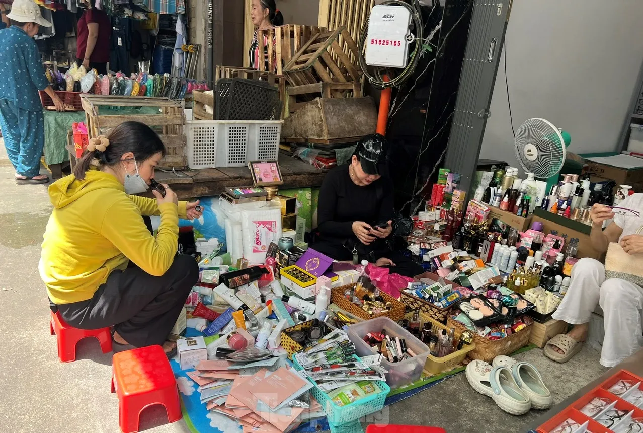 Bất ngờ 'hàng hiệu' vài chục ngàn đồng tràn lan chợ, 'mua nhiều còn được giảm giá' ảnh 3