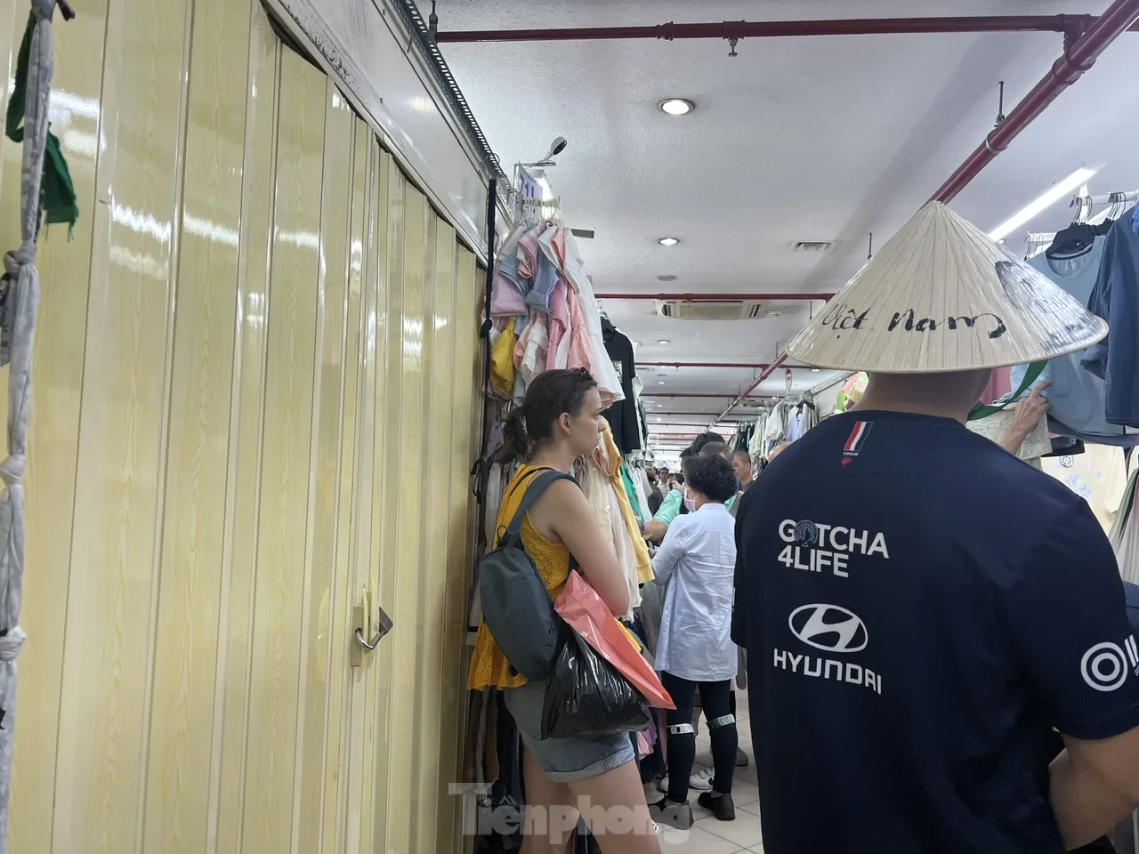 Cửa khép, hàng ra sau tấm ảnh: Mua bán kiểu 'chỉ có ở Saigon Square' ảnh 4