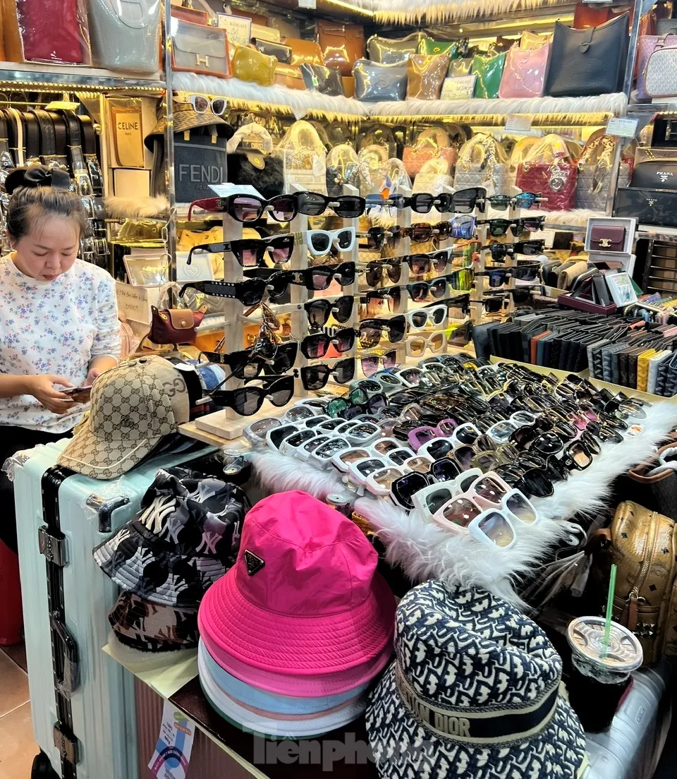 Cửa khép, hàng ra sau tấm ảnh: Mua bán kiểu 'chỉ có ở Saigon Square' ảnh 11