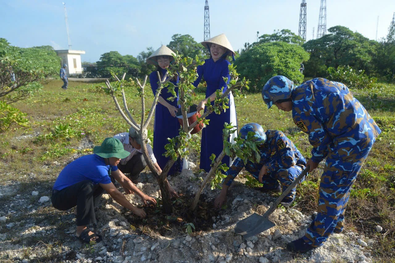 Chiến sĩ Trường Sa sôi nổi hưởng ứng Tết trồng cây 2025 ảnh 5