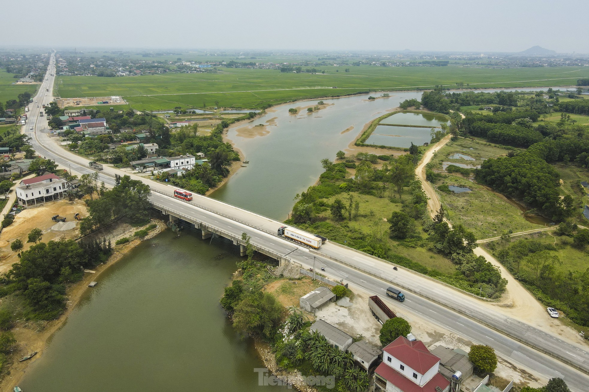 Cầu trên quốc lộ 1A xuống cấp, phải 'chống nạng gỗ' ảnh 1