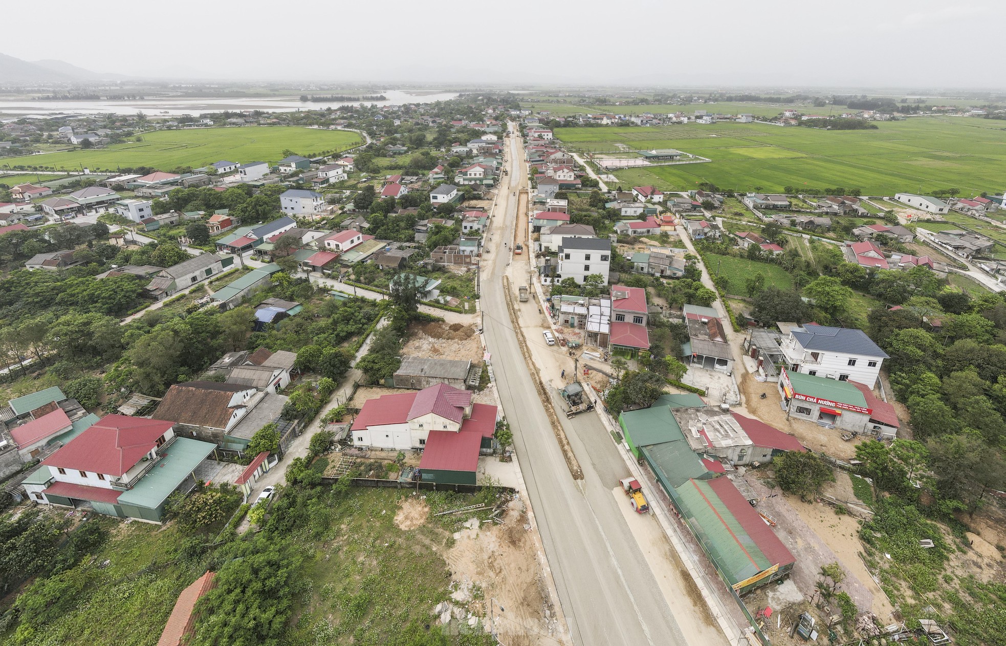Quốc lộ 1.100 tỷ đồng vẫn ngổn ngang ảnh 1
