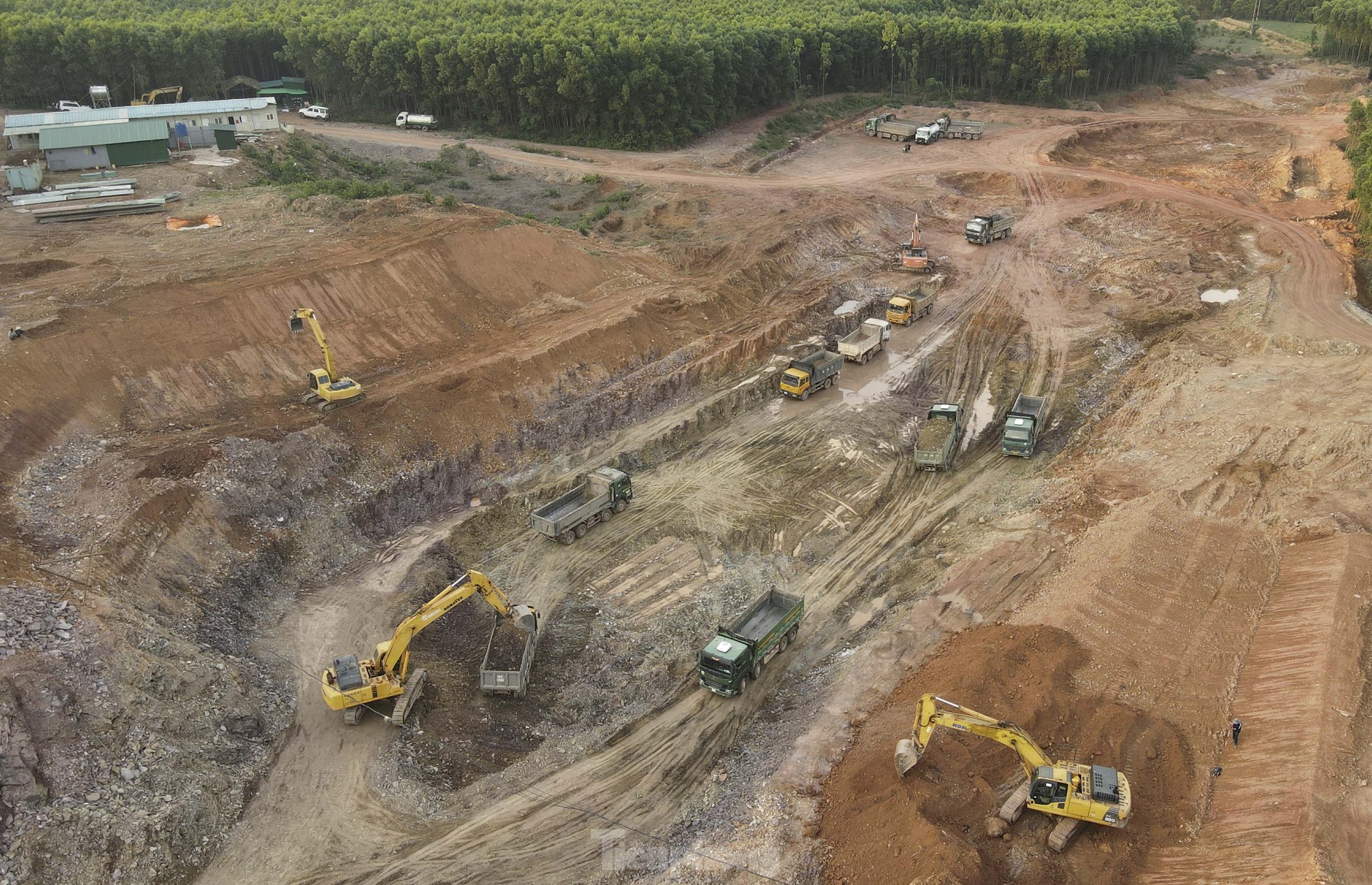 Công nhân đội nắng sửa chữa hồ Kẻ Gỗ ảnh 11