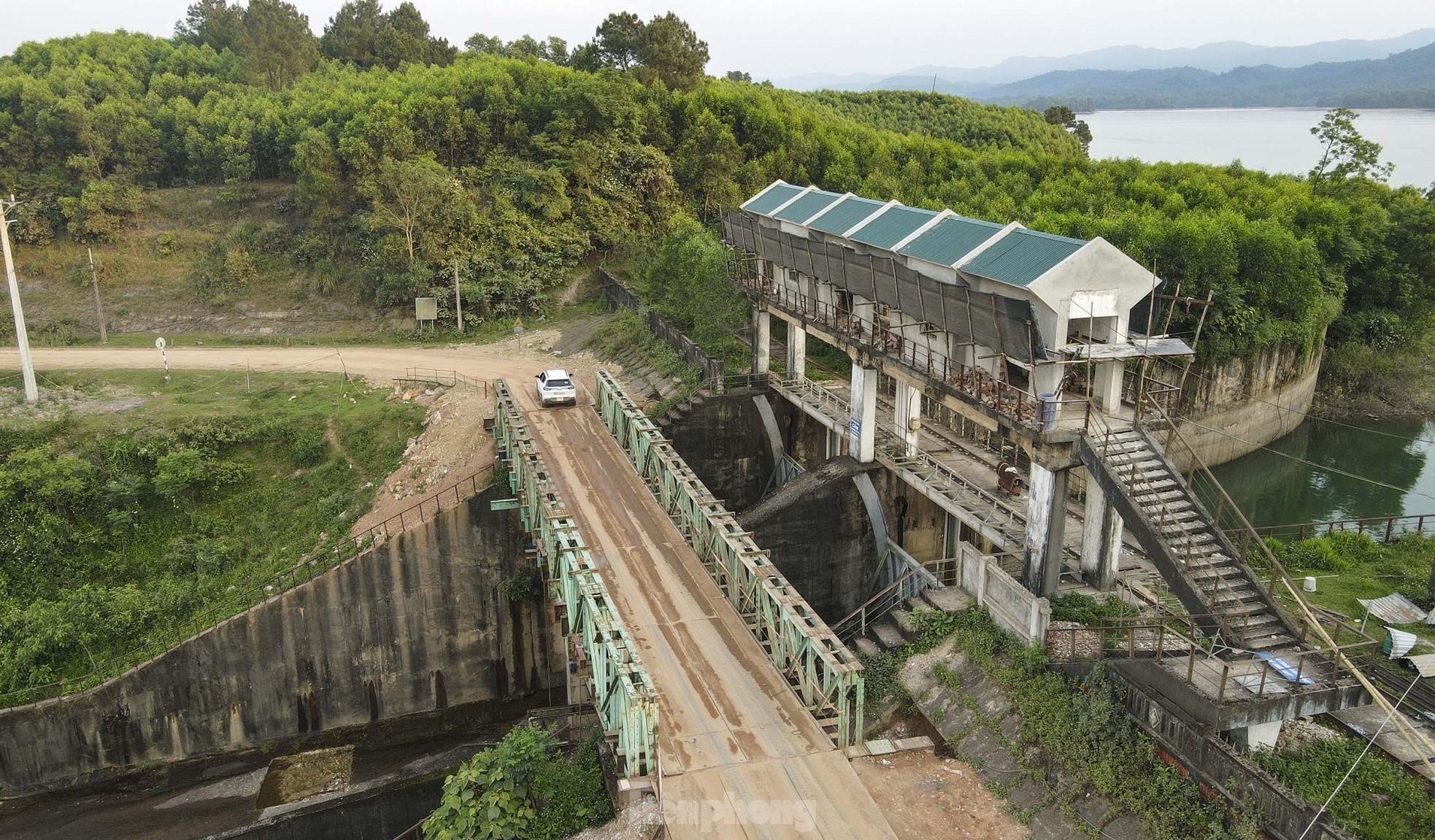 Công nhân đội nắng sửa chữa hồ Kẻ Gỗ ảnh 16