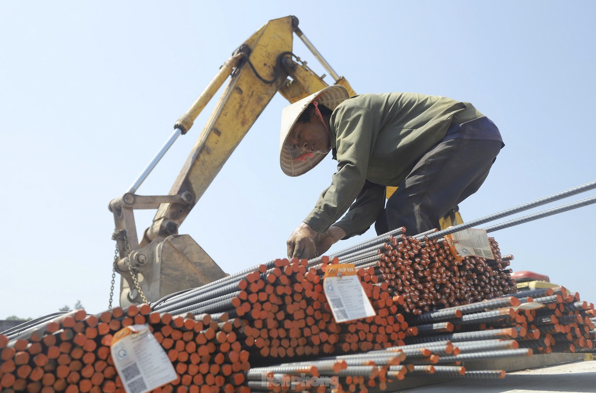 Công nhân đội nắng sửa chữa hồ Kẻ Gỗ ảnh 14