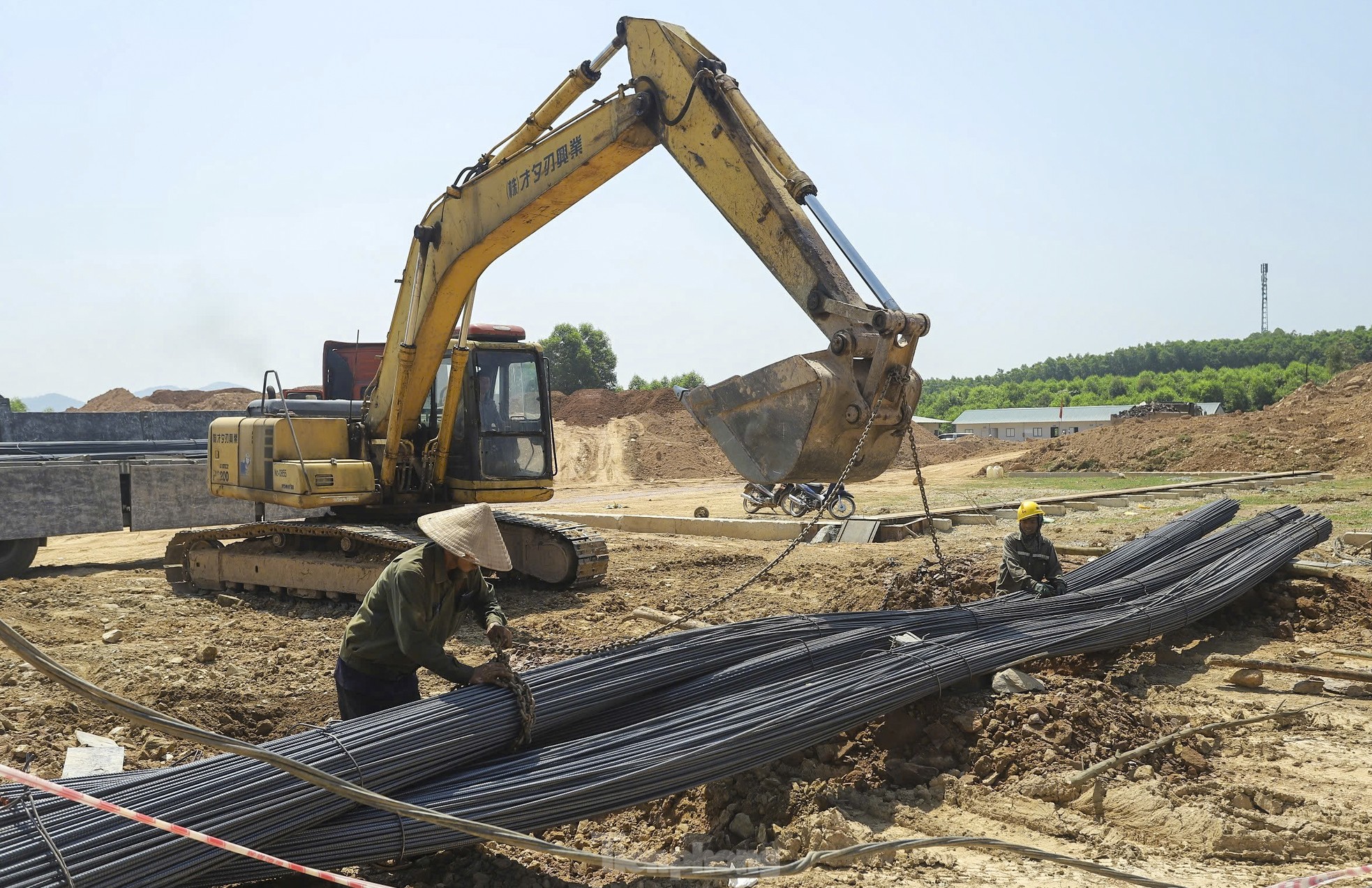 Công nhân đội nắng sửa chữa hồ Kẻ Gỗ ảnh 13