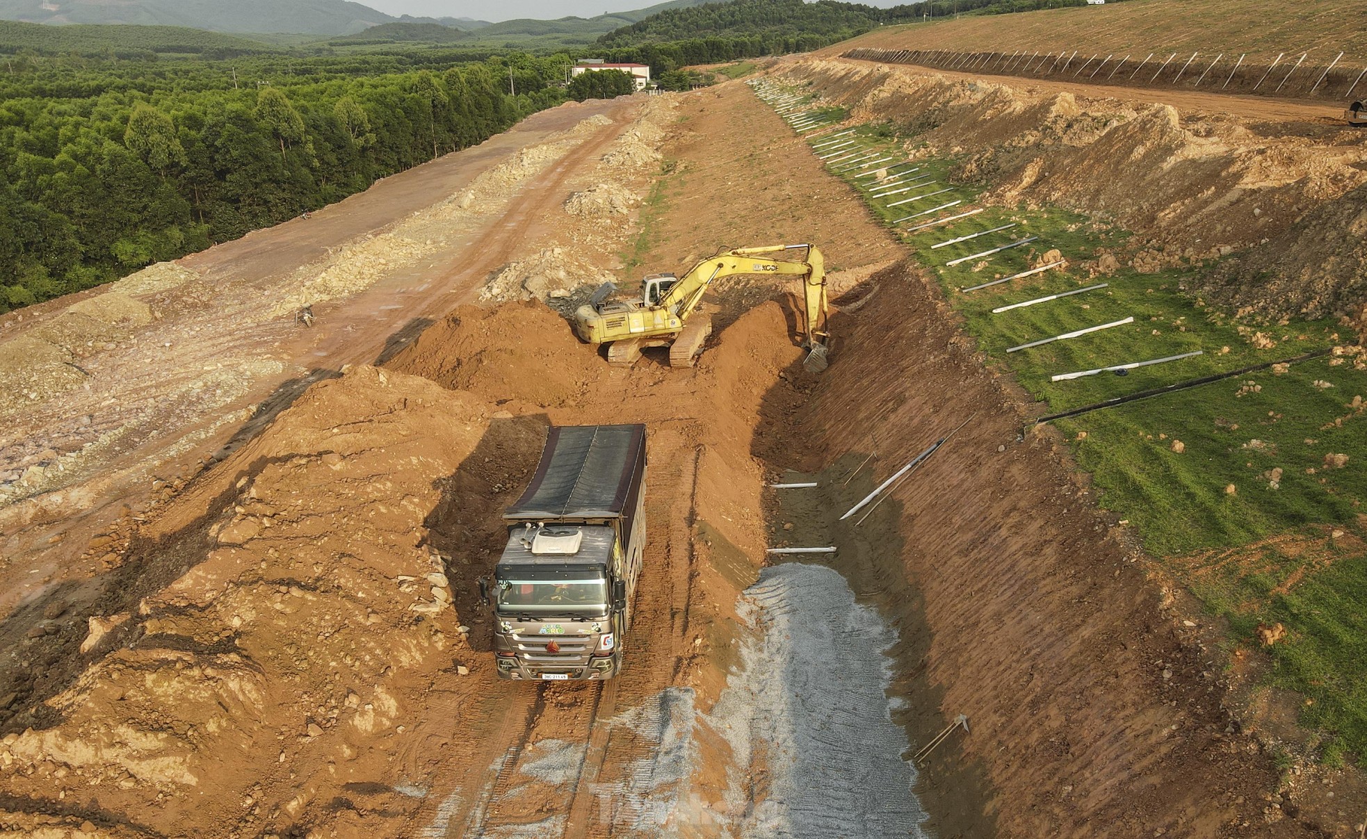 Công nhân đội nắng sửa chữa hồ Kẻ Gỗ ảnh 4