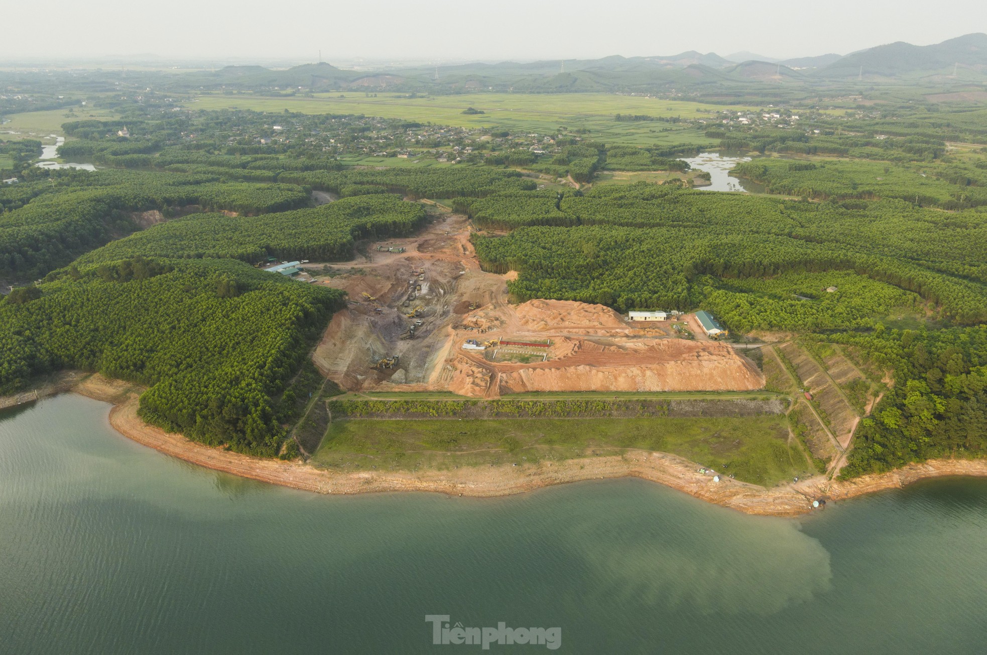 Công nhân đội nắng sửa chữa hồ Kẻ Gỗ ảnh 9