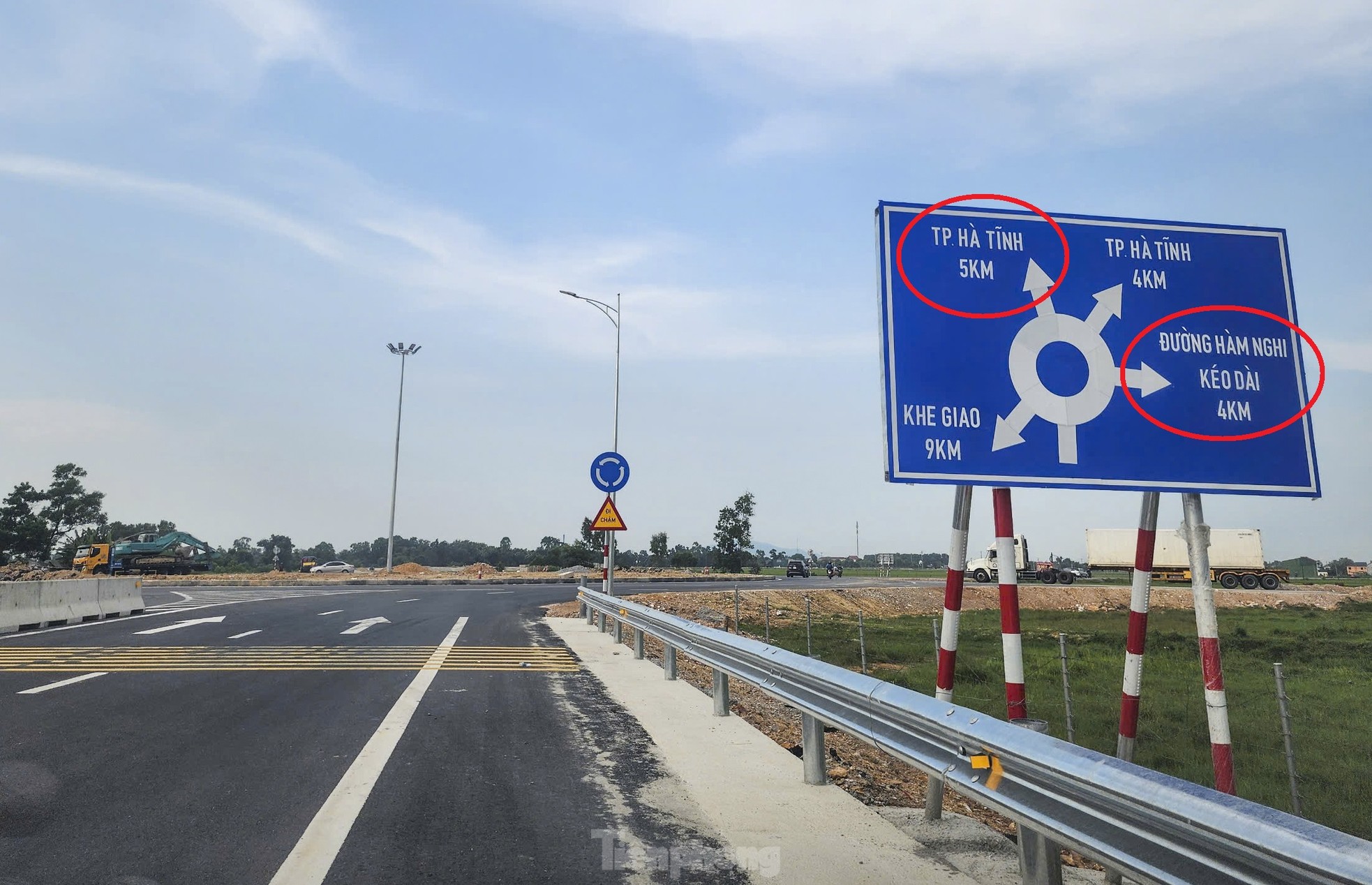 Tài xế lúng túng vì vạch kẻ đường, biển báo ‘dễ nhầm’ trên cao tốc qua Hà Tĩnh ảnh 6
