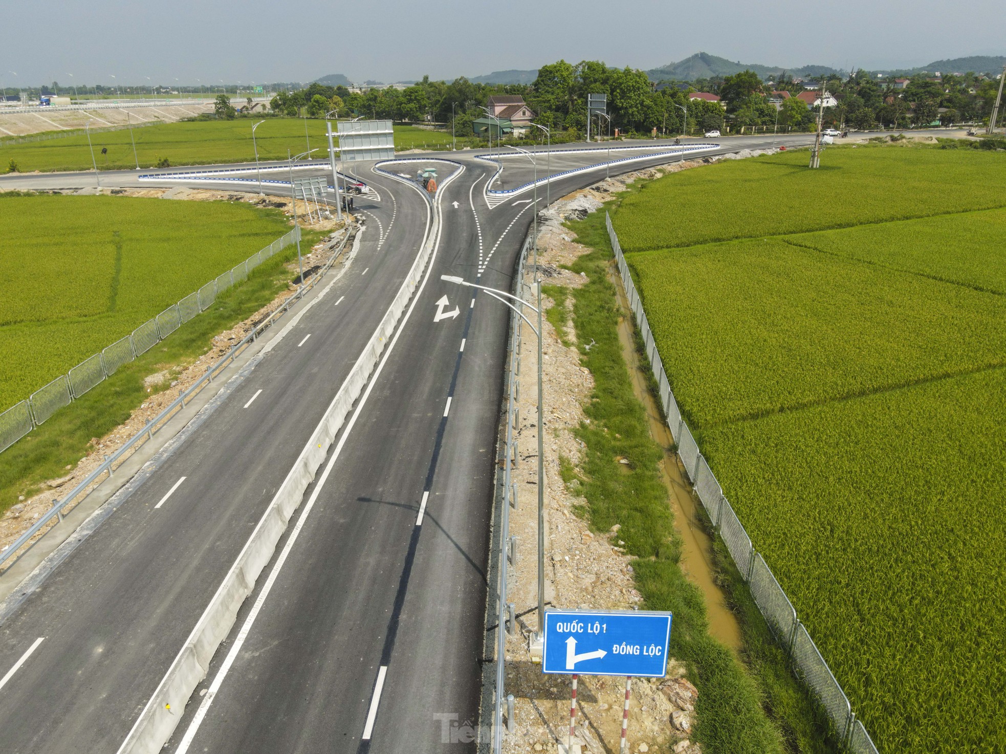 Tài xế lúng túng vì vạch kẻ đường, biển báo ‘dễ nhầm’ trên cao tốc qua Hà Tĩnh ảnh 4