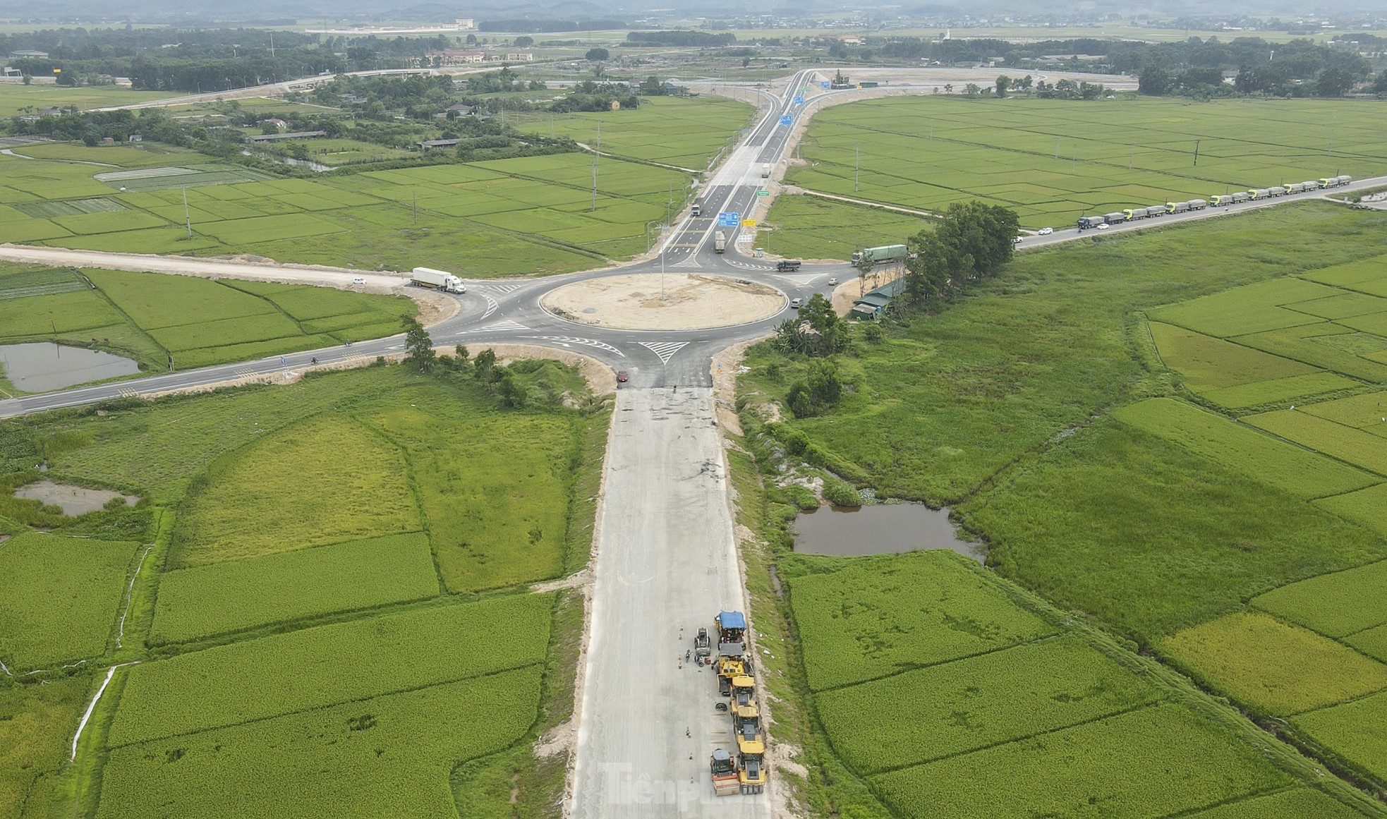 Tài xế lúng túng vì vạch kẻ đường, biển báo ‘dễ nhầm’ trên cao tốc qua Hà Tĩnh ảnh 7
