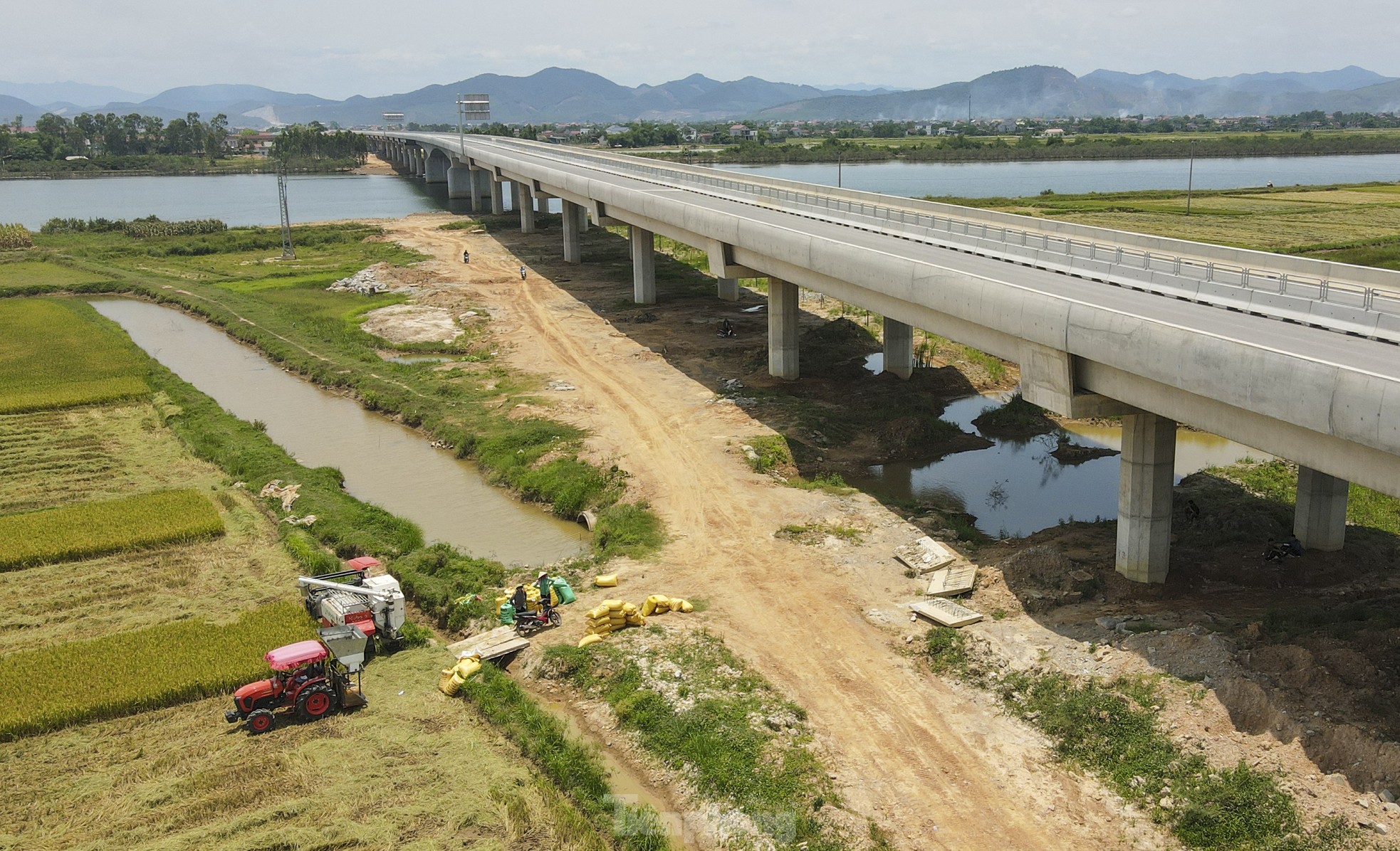 Bay trên cây cầu nghìn tỷ dài nhất tuyến cao tốc Bắc Nam qua Quảng Bình ảnh 7