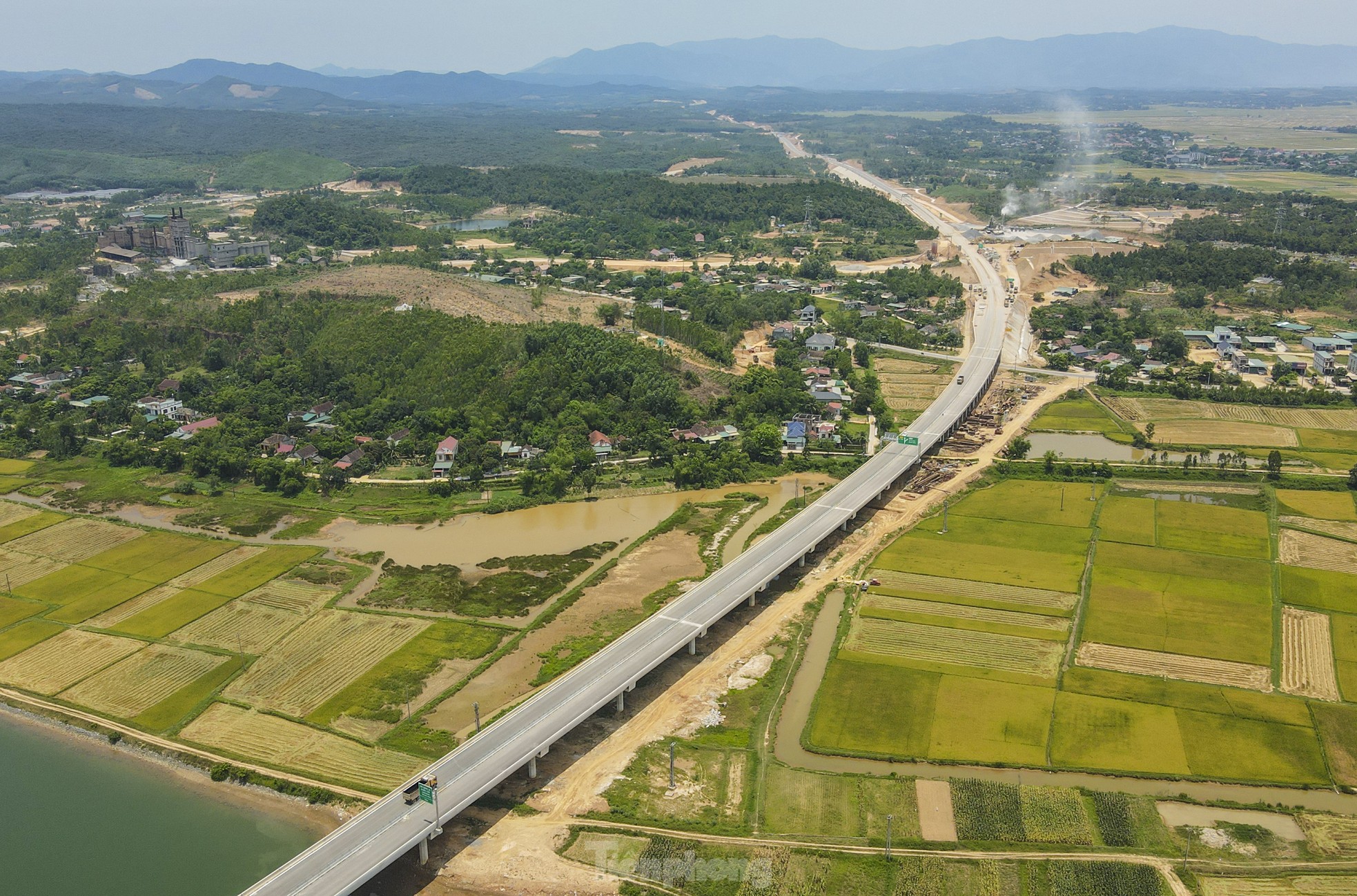 Diện mạo cầu vượt thung lũng trên cao tốc qua Hà Tĩnh sắp thông xe ảnh 15