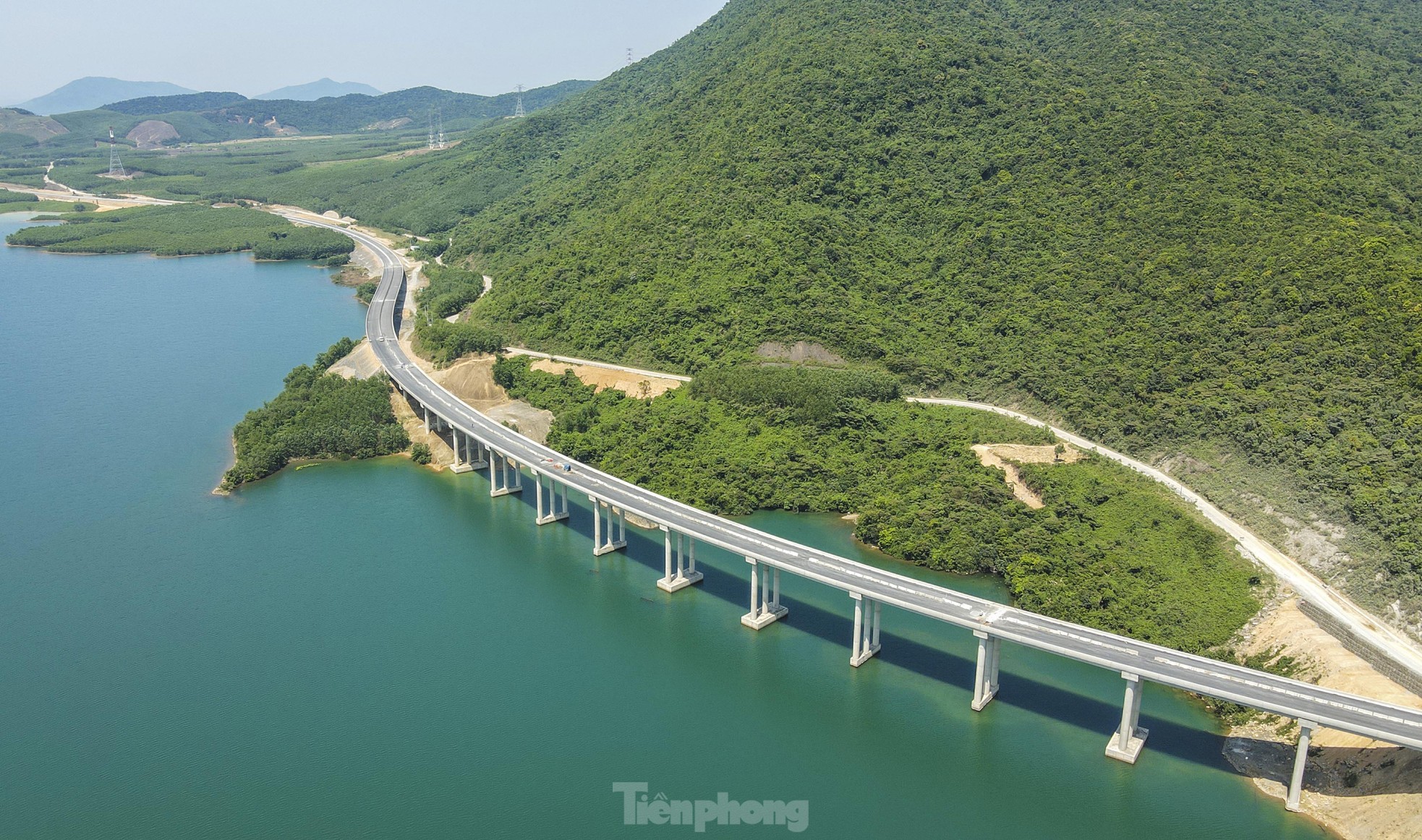 Diện mạo cầu vượt thung lũng trên cao tốc qua Hà Tĩnh sắp thông xe ảnh 10