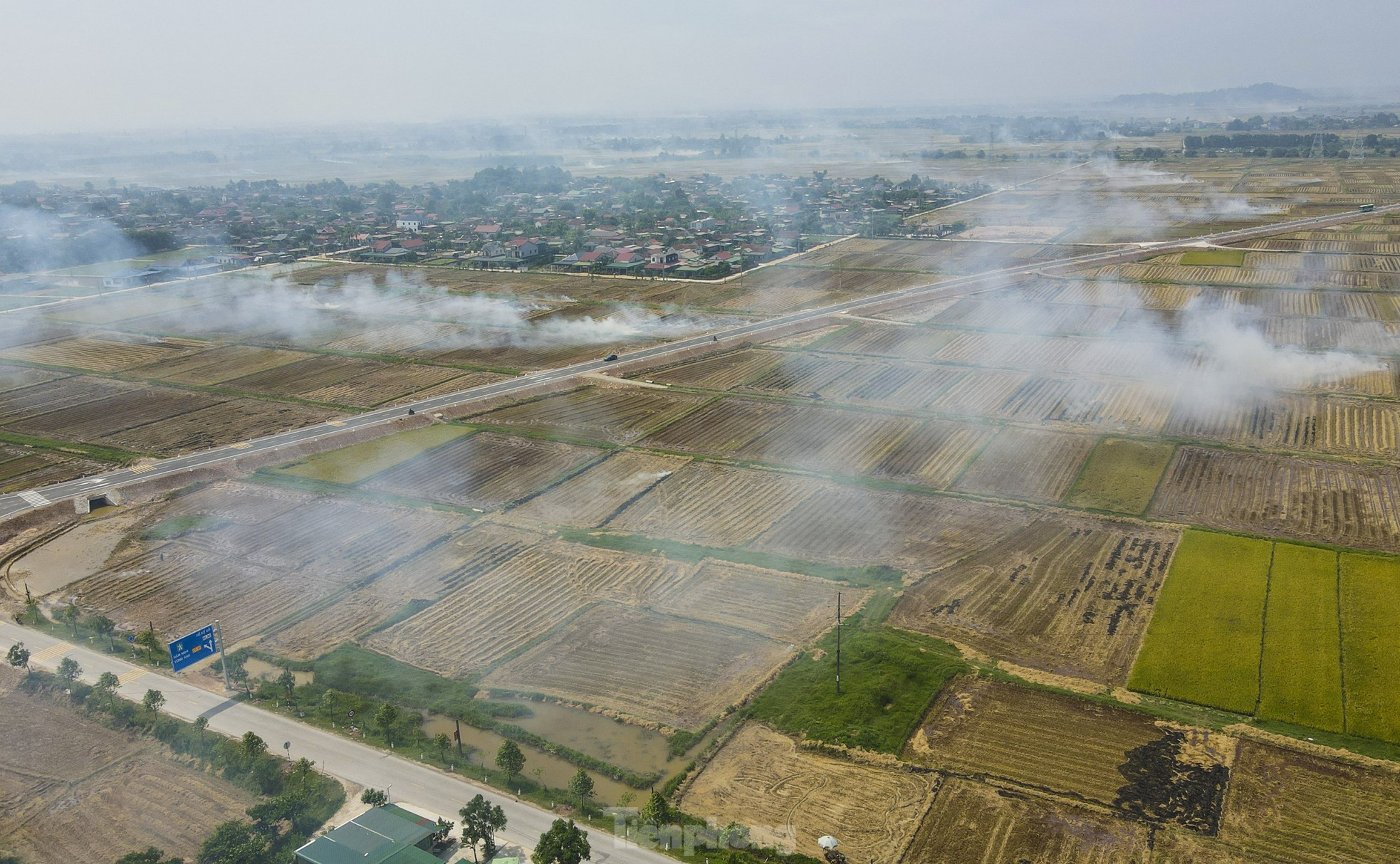 Tài xế 'cay mắt' vì khói rơm mù mịt trên cao tốc, quốc lộ qua Hà Tĩnh ảnh 4